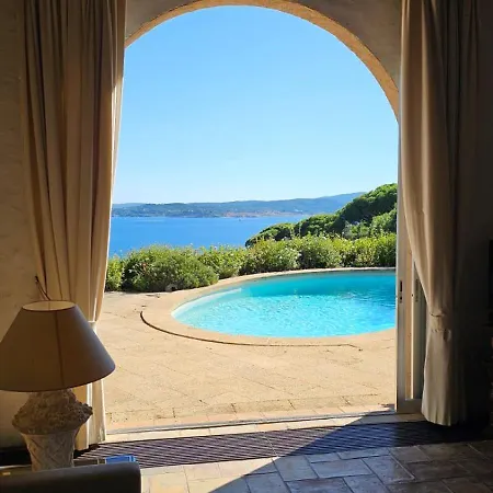 Vue Exceptionnelle Golfe De Saint -tropez Piscine 6ch 6 Sdb 12 Personnes Villa