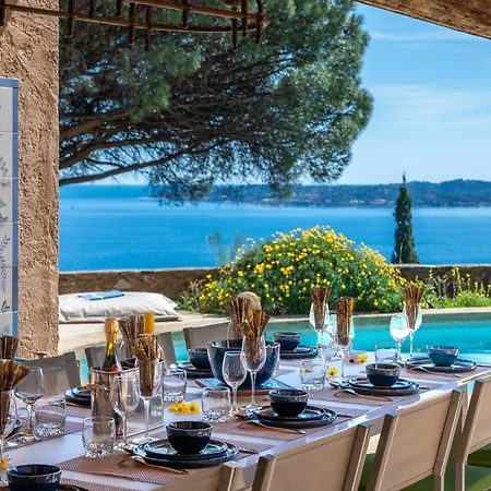 Vue Exceptionnelle Golfe De Saint -tropez Piscine 6ch 6 Sdb 12 Personnes Villa