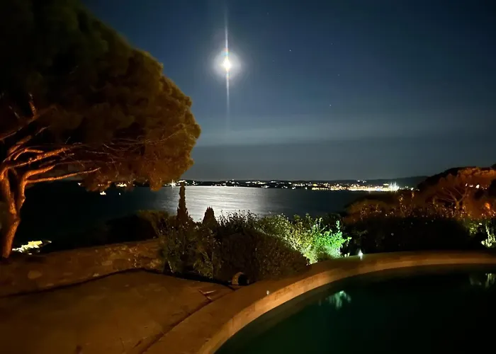 Vue Exceptionnelle Golfe De Saint -tropez Piscine 6ch 6 Sdb 12 Personnes