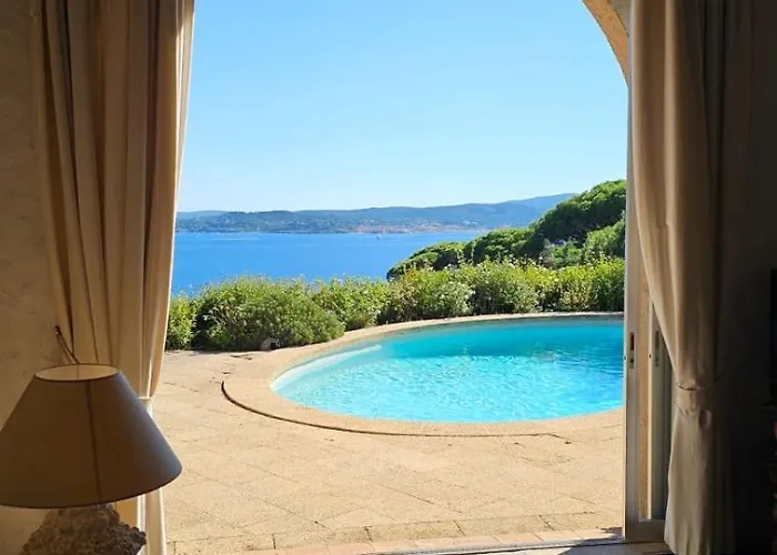 Vue Exceptionnelle Golfe De Saint -tropez Piscine 6ch 6 Sdb 12 Personnes Villa