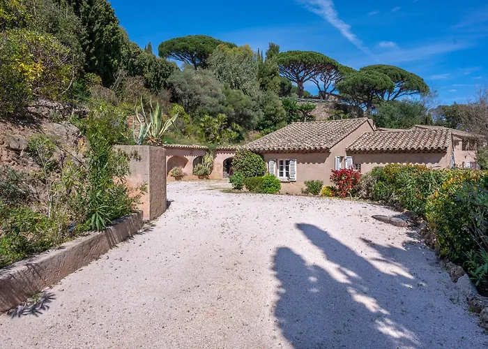 Villa Vue Exceptionnelle Golfe De Saint -tropez Piscine 6ch 6 Sdb 12 Personnes